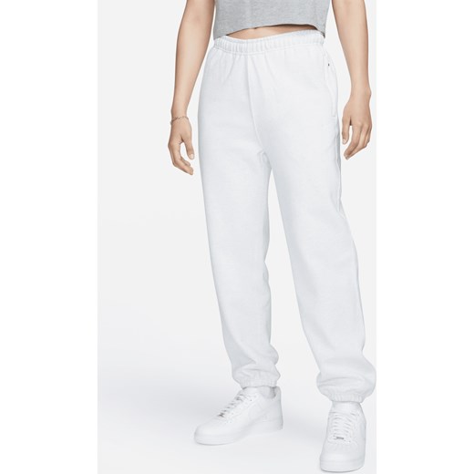 Damskie spodnie z dzianiny Nike Solo Swoosh - Brązowy ze sklepu Nike poland w kategorii Spodnie damskie - zdjęcie 169755639