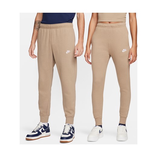 Joggery Nike Sportswear Club Fleece - Brązowy ze sklepu Nike poland w kategorii Spodnie męskie - zdjęcie 169756159