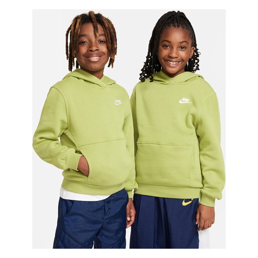 Bluza z kapturem dla dużych dzieci Nike Sportswear Club Fleece - Zieleń ze sklepu Nike poland w kategorii Bluzy chłopięce - zdjęcie 169756176