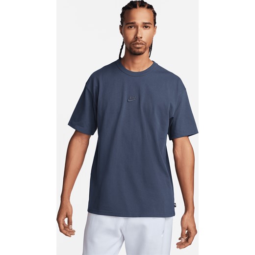 T-shirt męski Nike Sportswear Premium Essentials - Niebieski ze sklepu Nike poland w kategorii T-shirty męskie - zdjęcie 169756285