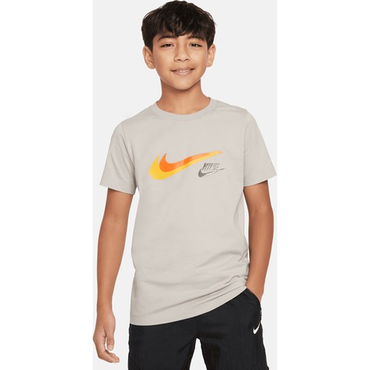 T-shirt z grafiką dla dużych dzieci (chłopców) Nike Sportswear - Szary ze sklepu Nike poland w kategorii T-shirty chłopięce - zdjęcie 169756475