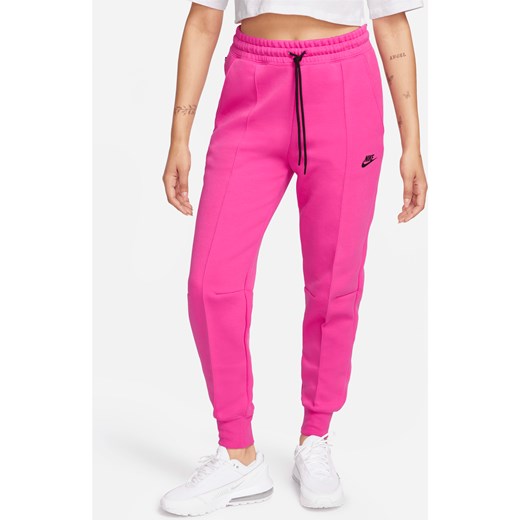 Damskie joggery ze średnim stanem Nike Sportswear Tech Fleece - Czerwony ze sklepu Nike poland w kategorii Spodnie damskie - zdjęcie 169756525