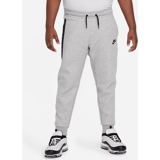 Spodnie dla dużych dzieci (chłopców) Nike Sportswear Tech Fleece (szersze rozmiary) - Szary ze sklepu Nike poland w kategorii Spodnie chłopięce - zdjęcie 169756617