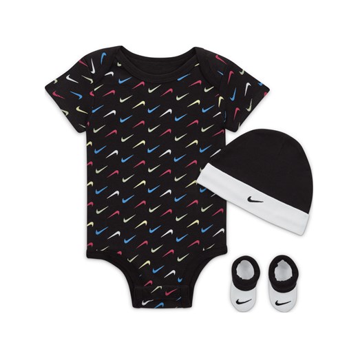 Trzyczęściowy zestaw z body dla niemowląt Jordan Baby 3-Piece Swoosh Boxed Set - Czerń ze sklepu Nike poland w kategorii Komplety niemowlęce - zdjęcie 169756619