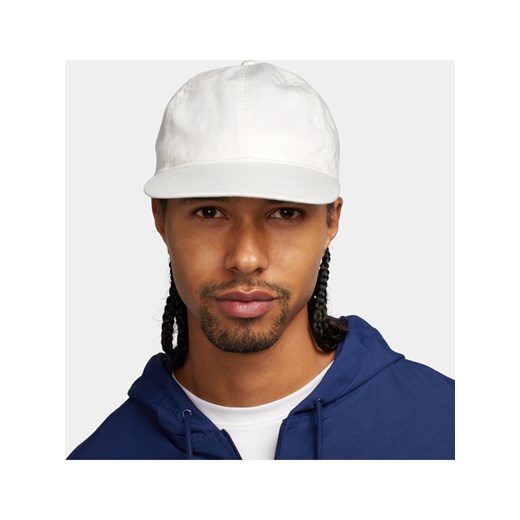 Elastyczna czapka z płaskim daszkiem Nike Club - Biel ze sklepu Nike poland w kategorii Czapki z daszkiem męskie - zdjęcie 169756757