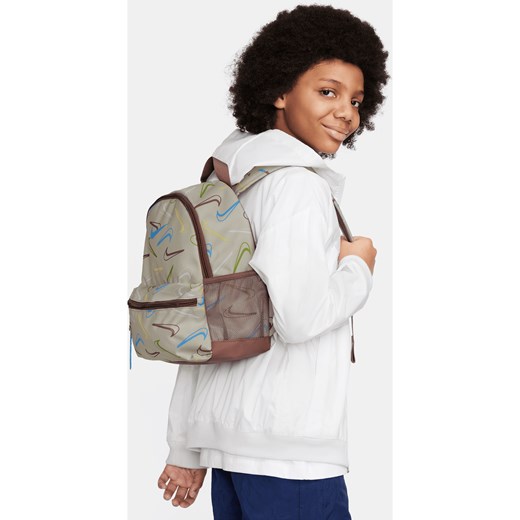 Mały plecak dziecięcy Nike Brasilia JDI (11 l) - Brązowy ze sklepu Nike poland w kategorii Plecaki dla dzieci - zdjęcie 169756949