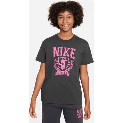 T-shirt dla dużych dzieci (dziewcząt) Nike Sportswear - Szary ze sklepu Nike poland w kategorii Bluzki dziewczęce - zdjęcie 169757005