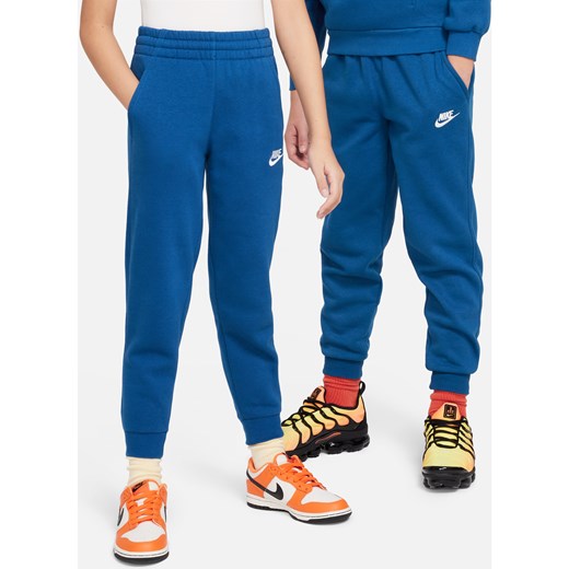 Joggery dla dużych dzieci Nike Sportswear Club Fleece - Niebieski ze sklepu Nike poland w kategorii Spodnie chłopięce - zdjęcie 169757006