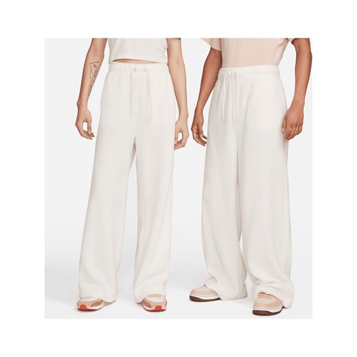 Spodnie damskie Nike Sportswear Plush - Biel ze sklepu Nike poland w kategorii Spodnie damskie - zdjęcie 169757196
