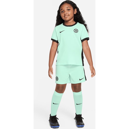 Trzyczęściowy strój dla małych dzieci Nike Dri-FIT Chelsea F.C. 2023/24 (wersja trzecia) - Zieleń ze sklepu Nike poland w kategorii Komplety dziewczęce - zdjęcie 169757457