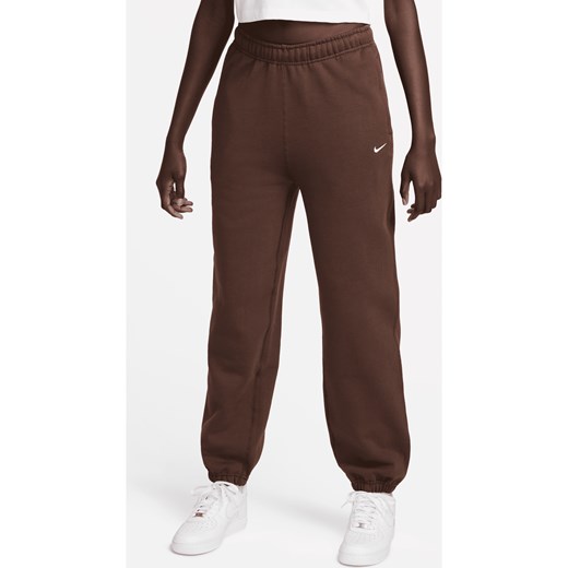 Damskie spodnie z dzianiny Nike Solo Swoosh - Brązowy ze sklepu Nike poland w kategorii Spodnie damskie - zdjęcie 169757609