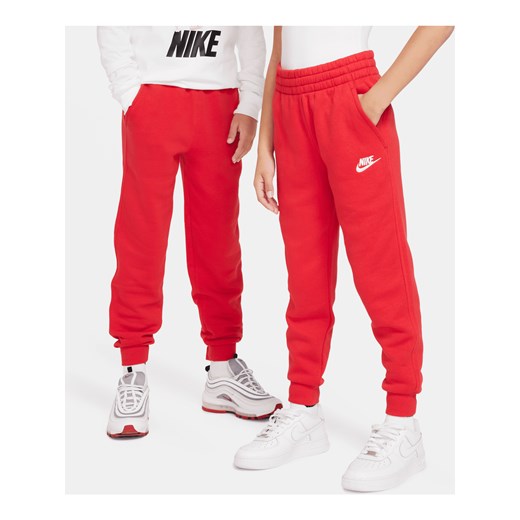 Joggery dla dużych dzieci Nike Sportswear Club Fleece - Czerwony ze sklepu Nike poland w kategorii Spodnie chłopięce - zdjęcie 169757806