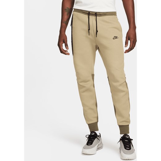 Joggery męskie Nike Sportswear Tech Fleece - Brązowy ze sklepu Nike poland w kategorii Spodnie męskie - zdjęcie 169757935