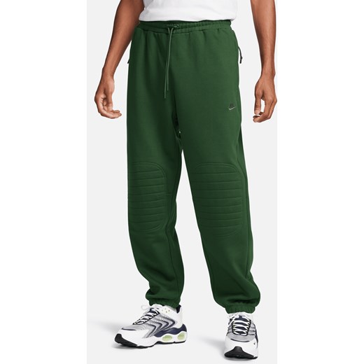 Męskie spodnie zimowe Repel Nike Sportswear Therma-FIT Tech Pack - Zieleń ze sklepu Nike poland w kategorii Spodnie męskie - zdjęcie 169758026