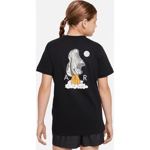 T-shirt dla dużych dzieci Nike Sportswear - Czerń ze sklepu Nike poland w kategorii T-shirty chłopięce - zdjęcie 169758565
