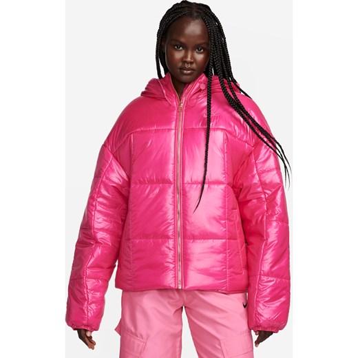 Damska kurtka o luźnym kroju Therma-FIT Nike Sportswear Classic Puffer Shine - Różowy ze sklepu Nike poland w kategorii Kurtki damskie - zdjęcie 169758608