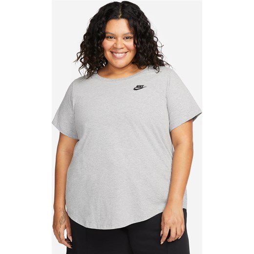 T-shirt damski Nike Sportswear Club Essentials (duże rozmiary) - Szary ze sklepu Nike poland w kategorii Bluzki damskie - zdjęcie 169758716