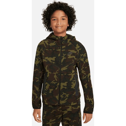 Bluza z kapturem i zamkiem na całej długości ze wzorem moro dla dużych dzieci (chłopców) Nike Tech Fleece - Czerń ze sklepu Nike poland w kategorii Bluzy chłopięce - zdjęcie 169758748