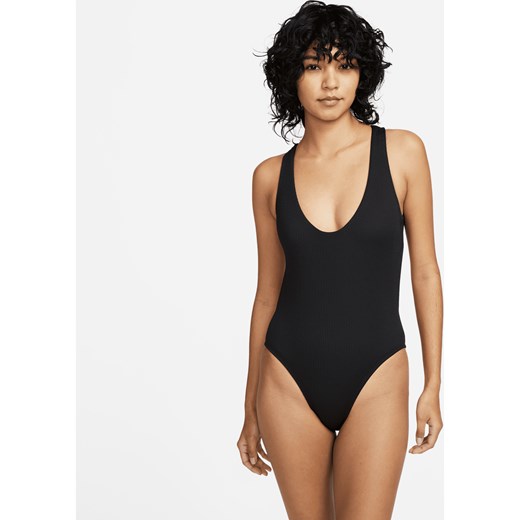 Damski jednoczęściowy kostium kąpielowy ze skrzyżowanymi ramiączkami na plecach Nike - Czerń ze sklepu Nike poland w kategorii Stroje kąpielowe - zdjęcie 169758837