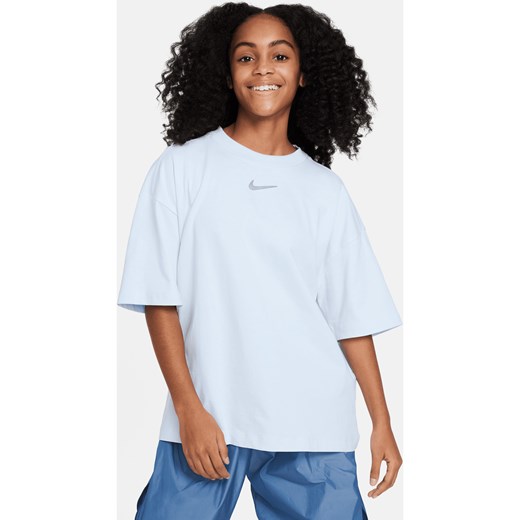 T-shirt o kroju oversize dla dużych dzieci (dziewcząt) Nike Sportswear - Niebieski ze sklepu Nike poland w kategorii Bluzki dziewczęce - zdjęcie 169758919