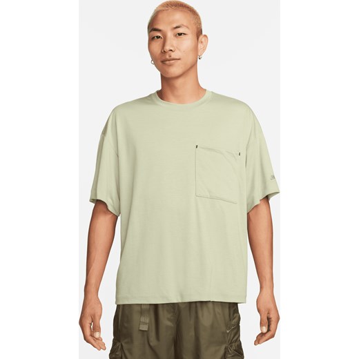 Męska koszulka z krótkim rękawem Dri-FIT Nike Sportswear Tech Pack - Zieleń ze sklepu Nike poland w kategorii T-shirty męskie - zdjęcie 169758936