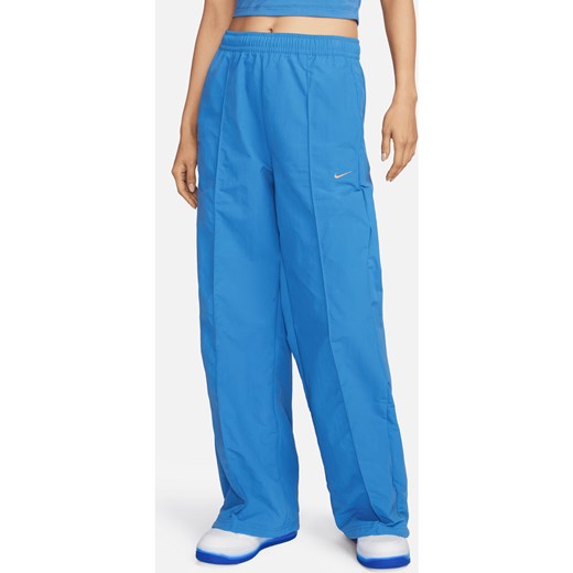 Damskie spodnie ze średnim stanem i luźnymi nogawkami Nike Sportswear Everything Wovens - Niebieski ze sklepu Nike poland w kategorii Spodnie damskie - zdjęcie 169759017