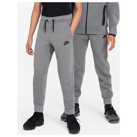 Spodnie zimowe dla dużych dzieci (chłopców) Nike Sportswear Tech Fleece - Szary ze sklepu Nike poland w kategorii Spodnie chłopięce - zdjęcie 169759157