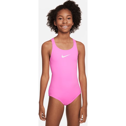 Jednoczęściowy kostium kąpielowy o kroju bokserki dla dużych dzieci (dziewcząt) Nike Essential - Różowy ze sklepu Nike poland w kategorii Stroje kąpielowe - zdjęcie 169759335
