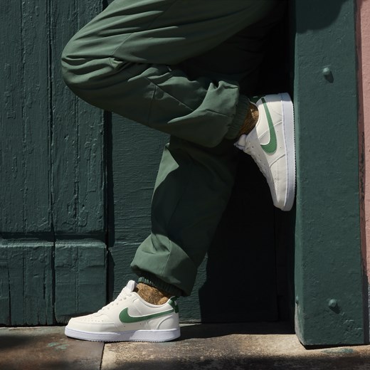 Buty sportowe damskie Nike białe wiązane na płaskiej podeszwie 