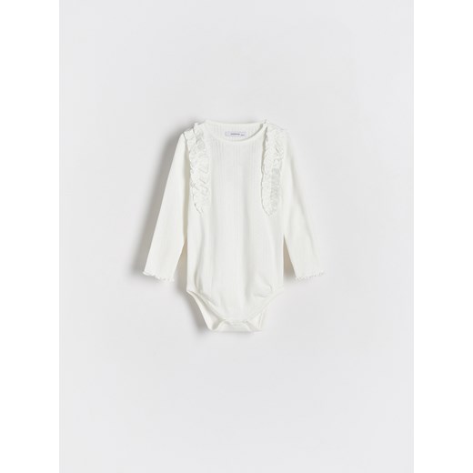 Reserved - Bawełniane body z falbaną - złamana biel ze sklepu Reserved w kategorii Body niemowlęce - zdjęcie 169779477