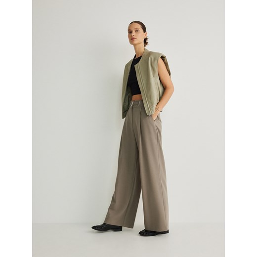 Reserved - Szerokie spodnie z paskiem - zielony ze sklepu Reserved w kategorii Spodnie damskie - zdjęcie 169814449