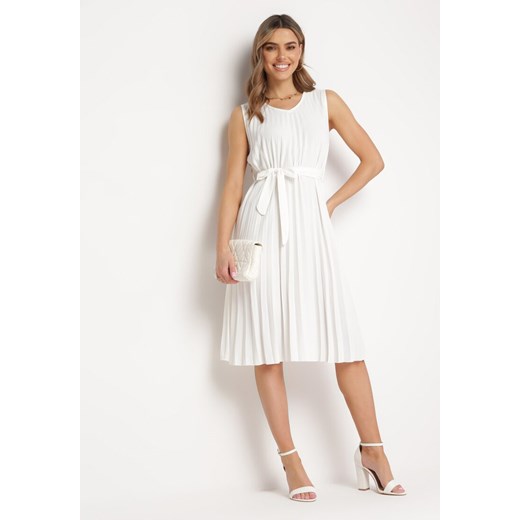 Biała Rozkloszowana Sukienka Midi Plisowana z Materiałowym Paskiem Varethia ze sklepu Born2be Odzież w kategorii Sukienki - zdjęcie 169822628