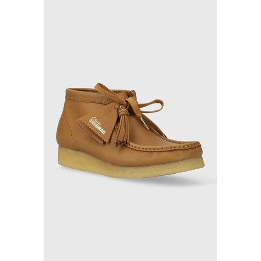 Clarks Originals półbuty skórzane Wallabee Boot damskie kolor brązowy na płaskim obcasie 26175840 ze sklepu PRM w kategorii Półbuty damskie - zdjęcie 169850398