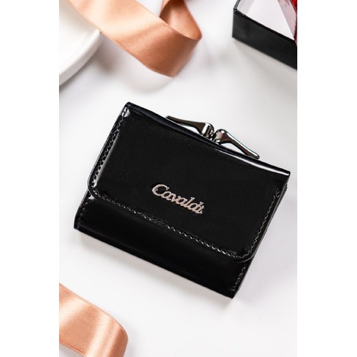 Mały lakierowany portfel damski czarny z ochroną RFID Protect - Cavaldi ze sklepu 5.10.15 w kategorii Portfele damskie - zdjęcie 169856569