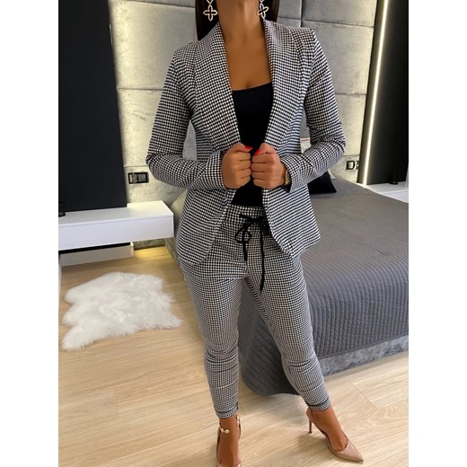 Szare spodnie damskie Modnakiecka.pl eleganckie na wiosnę 