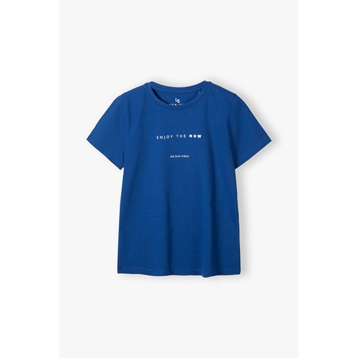 Niebieski dzianinowy t-shirt dla chłopca z napisem Enjoy the now Lincoln & Sharks By 5.10.15. 140 promocja 5.10.15