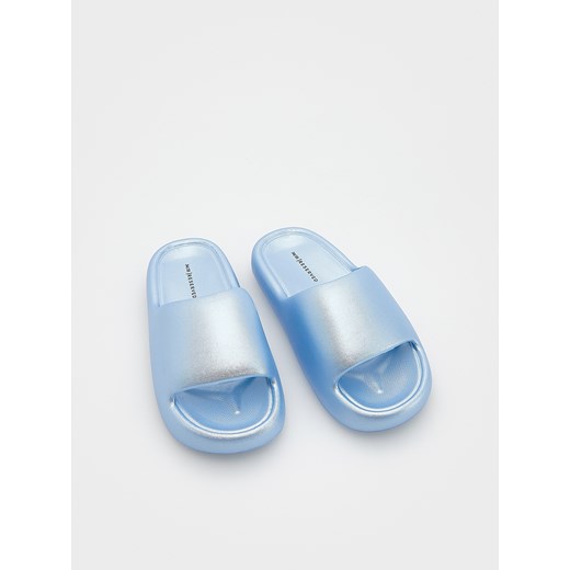 Reserved - Klapki z połyskiem - jasnoniebieski ze sklepu Reserved w kategorii Klapki dziecięce - zdjęcie 169881709