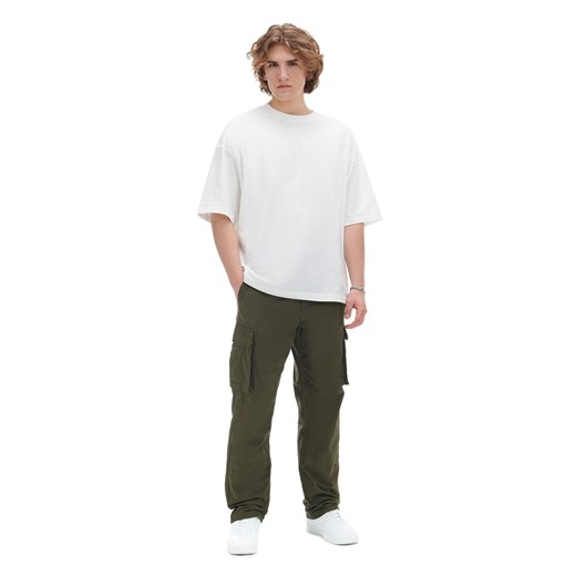 Cropp - Ciemnozielone spodnie comfort z paskiem - zielony ze sklepu Cropp w kategorii Spodnie męskie - zdjęcie 169883275