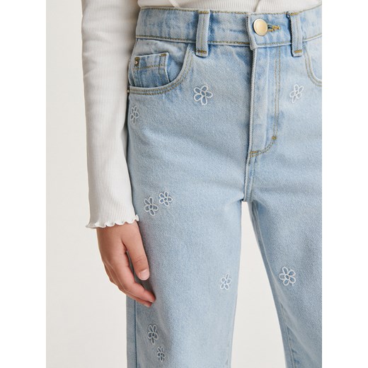 Reserved - Jeansy straight z haftem - niebieski ze sklepu Reserved w kategorii Spodnie dziewczęce - zdjęcie 169888557