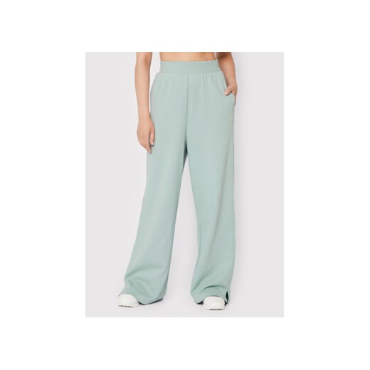 Reebok Spodnie dresowe Classics Wide HH7378 Zielony Relaxed Fit ze sklepu MODIVO w kategorii Spodnie damskie - zdjęcie 169895645