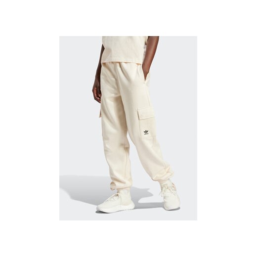 adidas Spodnie dresowe Essentials IR5906 Beżowy Loose Fit ze sklepu MODIVO w kategorii Spodnie damskie - zdjęcie 169896539