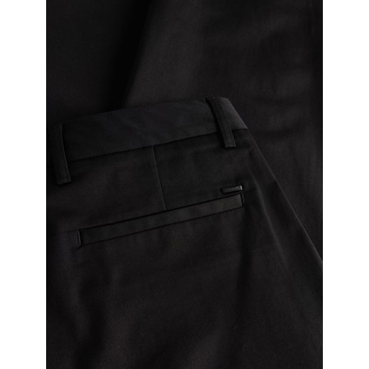 Reserved - Spodnie chino leisure fit - czarny Reserved 28 Reserved