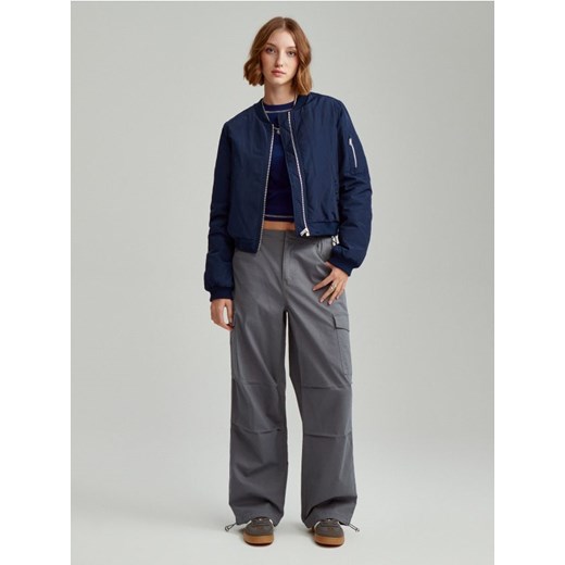 Grafitowe spodnie parachute z kieszeiami cargo House M House