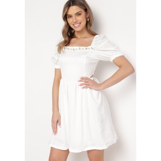 Biała Sukienka Mini Rozkloszowana z Dekoltem Ozdobionym Cyrkoniami i Wycięciami po Bokach Delphira ze sklepu Born2be Odzież w kategorii Sukienki - zdjęcie 169972207