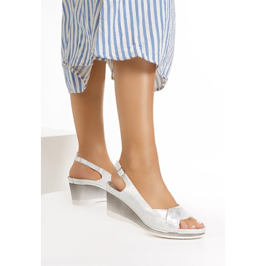 Srebrne sandały na koturnie Chase ze sklepu Zapatos w kategorii Sandały damskie - zdjęcie 169996897