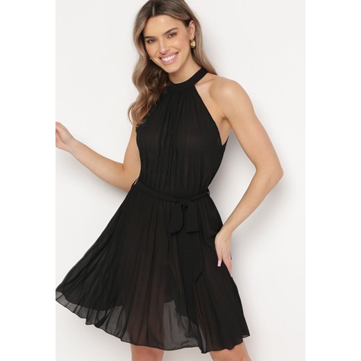 Czarna Plisowana Sukienka Mini z Materiałowym Paskiem z Zapięciem przy Karku Xaliarra ze sklepu Born2be Odzież w kategorii Sukienki - zdjęcie 170005008
