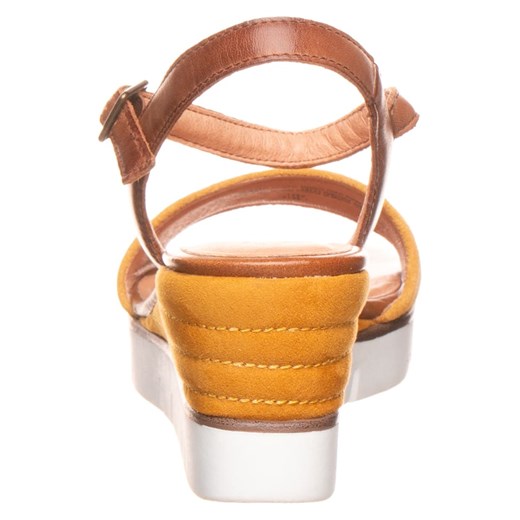 Marco Tozzi Skórzane sandały w kolorze żółto-brązowym na koturnie Marco Tozzi 39 wyprzedaż Limango Polska