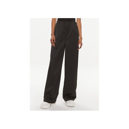 Calvin Klein Jeans Spodnie materiałowe Soft Crinkle J20J223122 Czarny Relaxed Fit ze sklepu MODIVO w kategorii Spodnie damskie - zdjęcie 170009088