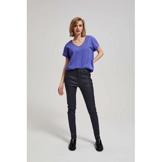 Bawełniany t-shirt z dekoltem w serek fioletowy XS promocyjna cena Moodo.pl