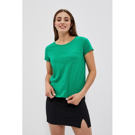Bawełniany t-shirt z kieszkonką zielony ze sklepu Moodo.pl w kategorii Bluzki damskie - zdjęcie 170018678